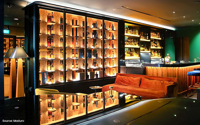 Maduro Bar's jazz-themed interior, known for live music.
